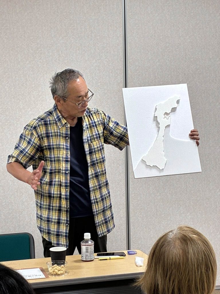 仲山さんが 石川県の立体地図を持ってお話ししてる